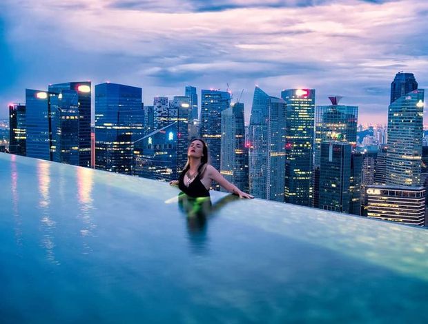Experiencing the infinity pool on the roof of Marina Bay Sands in Singapore